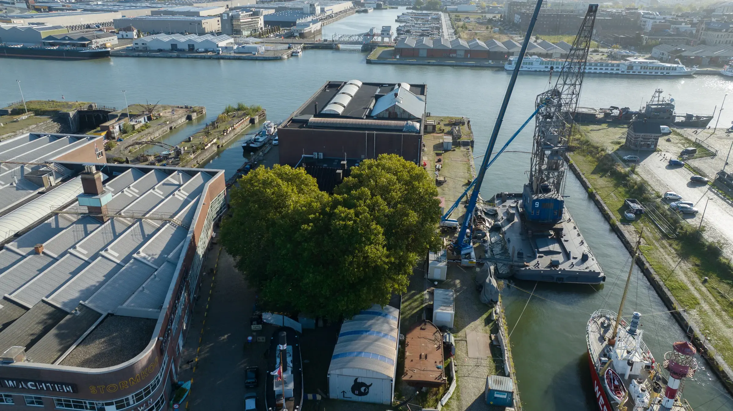 Zicht op de droogdokkensite in de haven van Antwerpen met een hijsbok aan de kade.