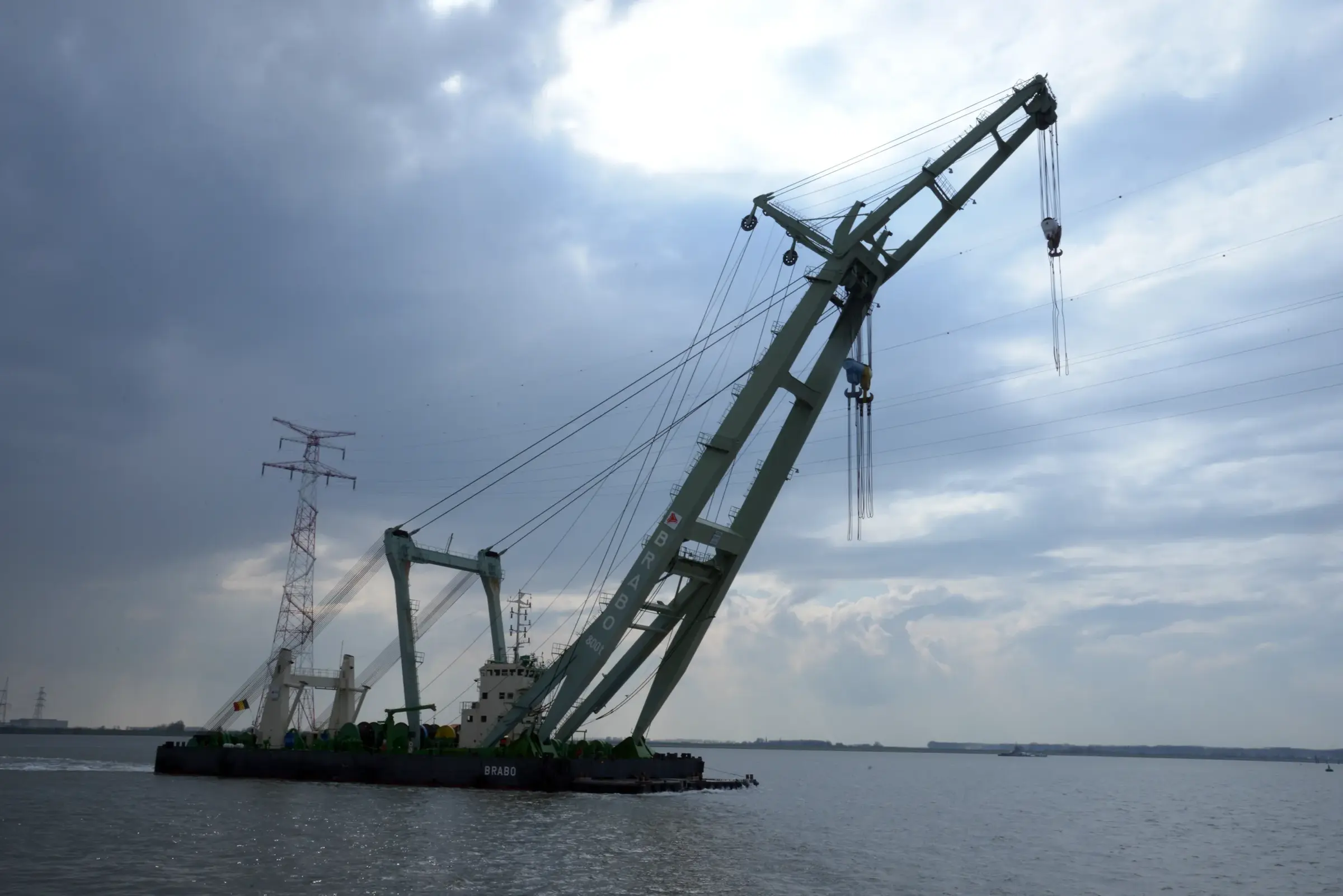 Hijsbok Brabo op weg naar een opdracht in de haven.
