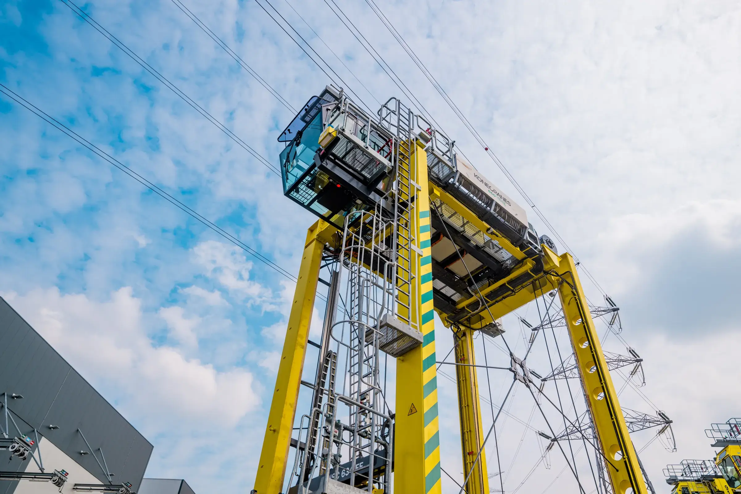 Een elektrische straddle carrier in de haven van Antwerpen.