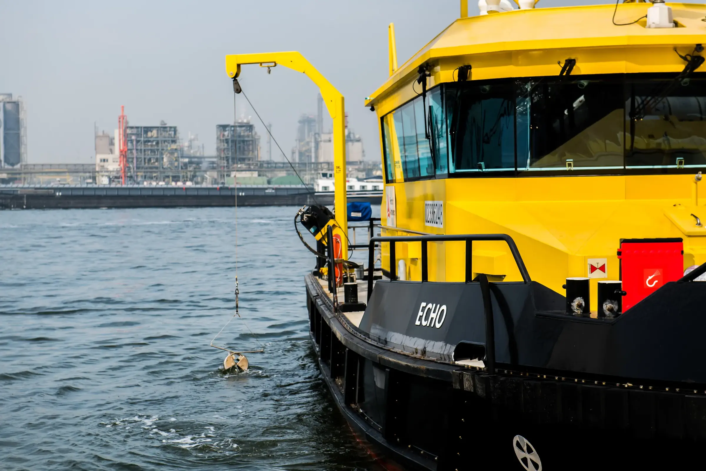 Peilboot Echo opereert in de haven van Antwerpen.