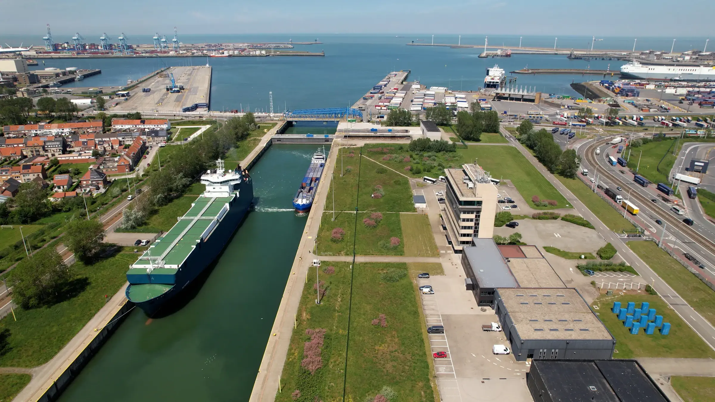 Zicht op de Pierre Vandammesluis in Zeebrugge.
